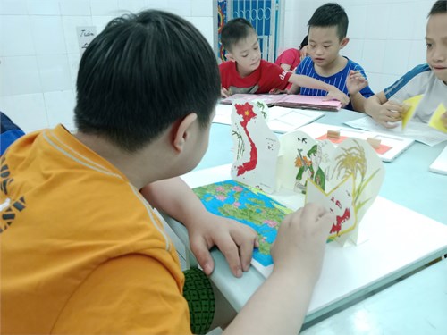 Học sinh Trường Giáo dục chuyên biệt Niềm Tin tiếp cận và học với sách nổi 3D