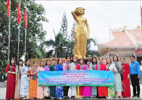 Tập thể trường Niềm Tin tri ân nữ Anh hùng Võ Thị Sáu tại nhà lưu niệm mang tên chị