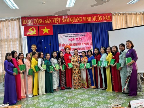 Cán bộ, giáo viên, nhân viên Trường Giáo dục Chuyên biệt Niềm Tin tích cực hưởng ứng Tuần lễ Áo dài Việt Nam.