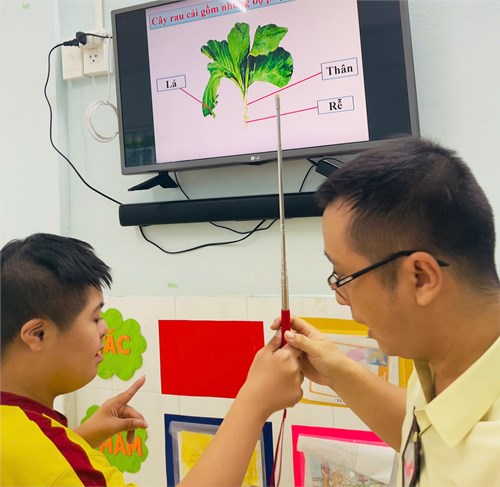 Học sinh Lớp 1A3 hứng thú với những giờ học ứng dụng AI của thầy Hạ Đình Luân