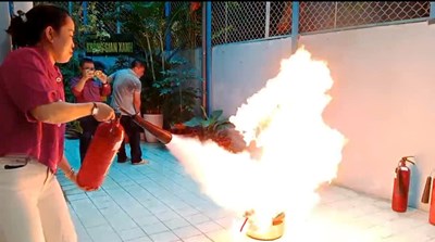 Chiều ngày 21 tháng 3 năm 2025 cán bộ, giáo viên, nhân viên Trường Giáo dục chuyên biệt Niềm Tin quận Phú Nhuận đã tham gia tích cực buổi rèn luyện  kỹ năng sử dụng bình bữa cháy