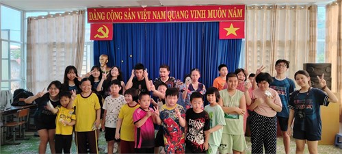 Nhóm các em học sinh Trường PTLC Vinschool Central Park đã về sinh hoạt vui chơi và tặng 50kg gạo cho các em học sinh Trường Niềm Tin.