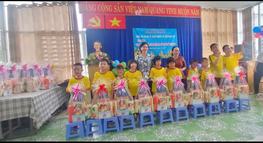 Lãnh đạo Ủy ban nhân dân - Ủy ban Mặt trận Tổ quốc - Phòng Y tế quận Phú Nhuận và ban ngành đoan thể về thăm và tặng quà cho học sinh Trường Giáo dục chuyên biệt Niềm Tin nhân Ngày bảo vệ, chăm sóc người tàn tật Việt Nam (18/4).