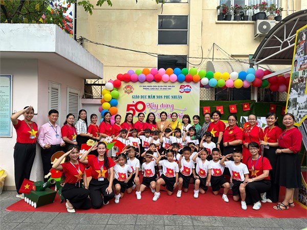 Cán bộ,  giáo viên,  nhân viên Trường Giáo dục chuyên biệt Niềm Tin quận Phú Nhuận tích cực hưởng ứng 50 năm Giải phóng Niềm Nam - Xây dựng và phát triển đất nước
