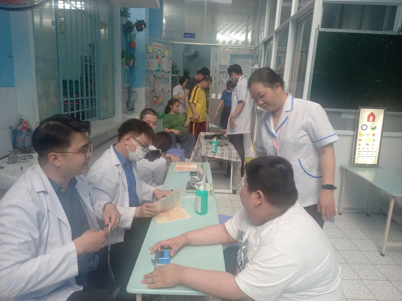 Chiều ngày 26 tháng 3 năm 2025 các em học sinh Trường Giáo dục chuyên biệt Niềm Tin đã được các Cô, Chú y bác sỹ ở Trung tâm Y tế quận Phú Nhuận về thăm, khám sức khỏe miễn phí.