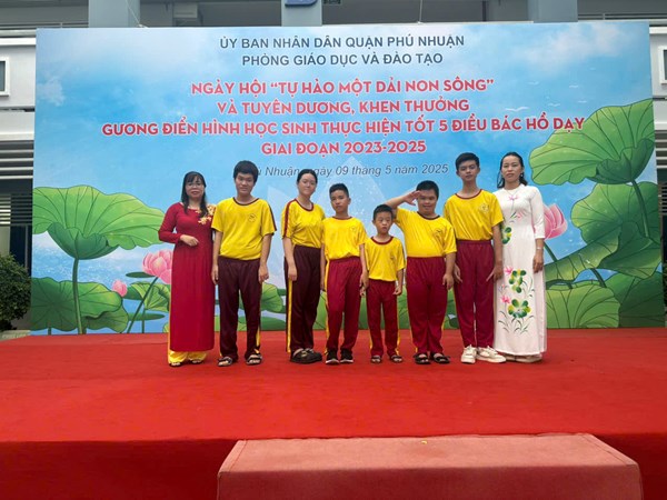 Học sinh tham gia ngày hội   Tự hào một dải non sông  và tuyên dương gương điển hình học sinh thực hiện tốt 5 Điều Bác Hồ dạy giai đoạn 2023- 2025