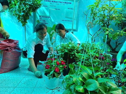 Cán bộ,  giáo viên,  nhân viên và học sinh Trường Giáo dục chuyên biệt Niềm Tin quận Phú Nhuận trồng cây nhớ ơn Bác nhân ngày 19/5.