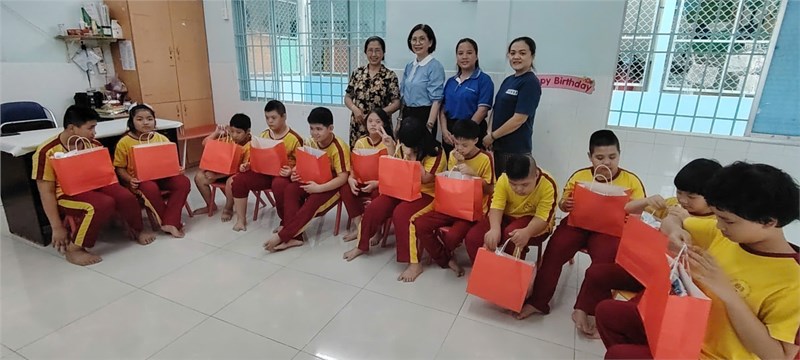 Các học sinh Trường Giáo dục chuyên biệt Niềm Tin hân hoan vui sướng đón nhận những món quà 1/6 đầy ấm áp từ Ủy ban nhân Phường 10 quận Phú Nhuận.