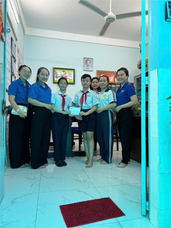 Trân trọng cảm ơn Chi đoàn thanh niên Trường Nguyễn Đình Chính đã tặng tập và kinh phí hoạt động cho trường Niềm Tin.