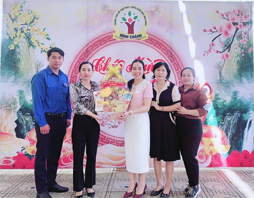 Trung tâm HTPT GDHN Bình Chánh vinh dự được đón tiếp đồng chí Trần Thị Ngọc Hạnh – Phó Chủ tịch đại diện Đảng ủy, UBND xã Phong Phú cùng các đồng chí lãnh đạo địa phương đến thăm và tặng quà cho thầy trò Trung tâm