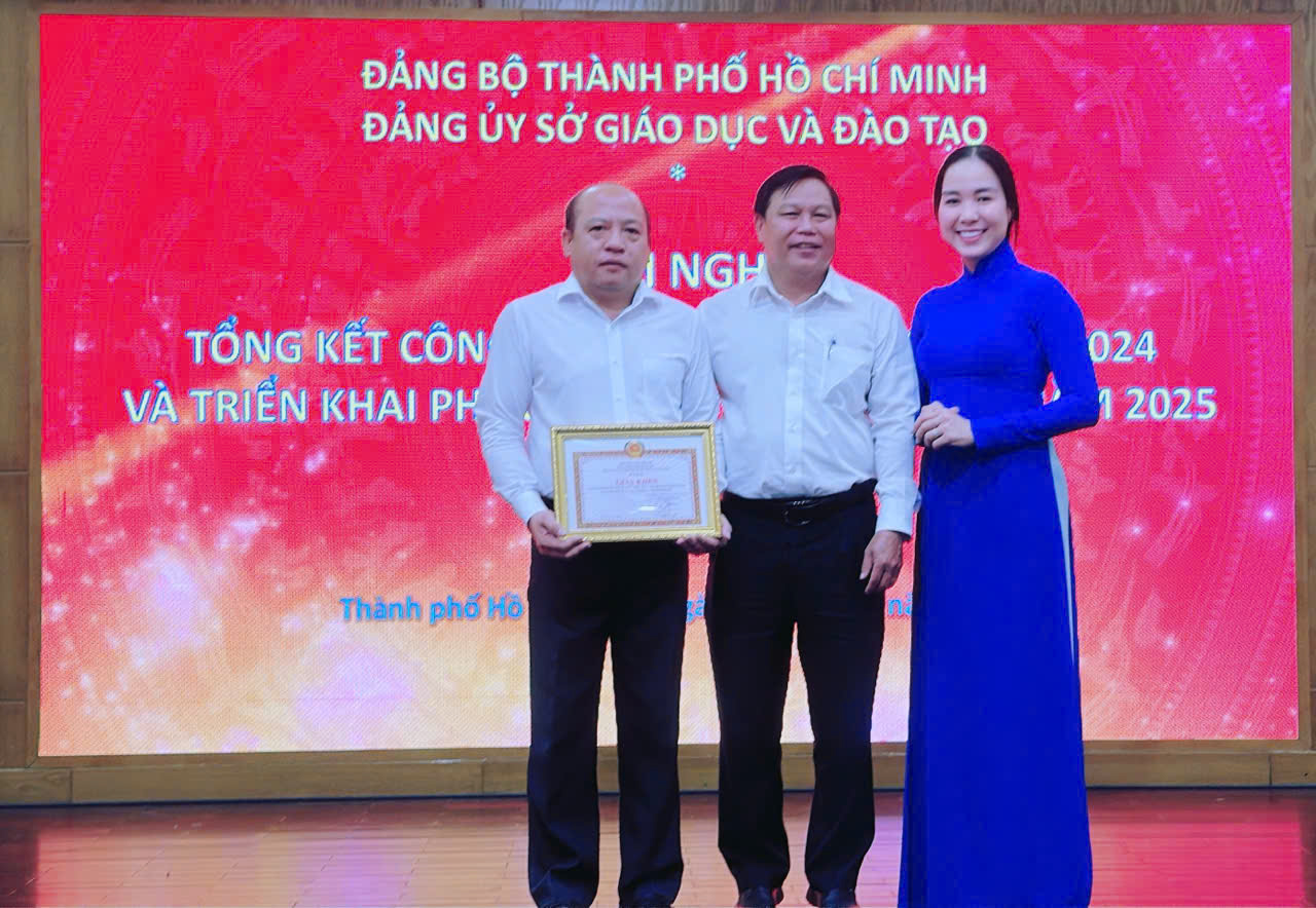 Chi bộ tham dự Hội nghị Tổng kết xây dựng Đảng năm 2024 và Triển khai phương hướng nhiệm vụ năm 2025 tại Sở Giáo dục
