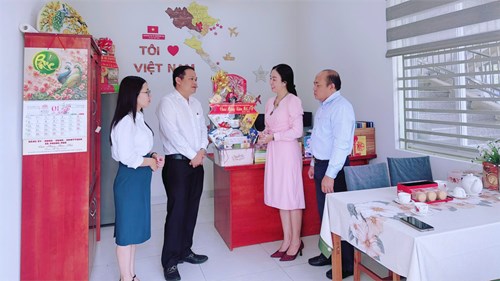 Trung tâm HTPT GDHN Bình Chánh vinh dự được đón tiếp Đồng chí Huỳnh Văn Phạm Hồng - Chủ tịch Uỷ ban MTTQ VN Huyện Bình Chánh đại diện Huyện uỷ - HĐND - UBND - UBMTTQVN Huyện Bình Chánh đến thăm tặng quà xuân và chúc tết tập thể sư phạm nhân dịp Xuân Ất Tỵ