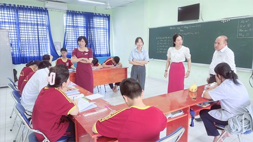 Ban Giám đốc Trung tâm thân tình thăm lớp đầu năm