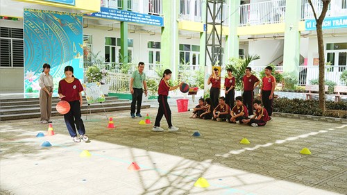 Ban Giám đốc cùng quý Thầy/Cô đã đến dự giờ tiết thao giảng môn Thể dục do Thầy Nguyễn Thành Vinh thực hiện với Lớp Ba1, đối tượng là học sinh khiếm thính.