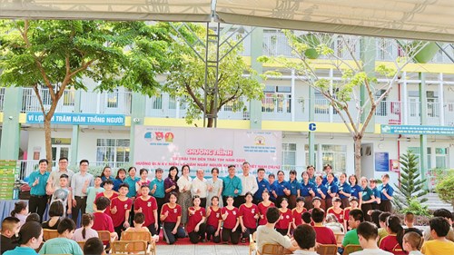 Trung tâm HTPT GDHN Bình Chánh vừa phối hợp cùng Cụm thi đua số 2, Câu lạc bộ Sao Bắc Đẩu Bình Chánh và Hội Liên hiệp Thanh niên Việt Nam Huyện Bình Chánh tổ chức chương trình “Từ trái tim đến trái tim” năm 2025