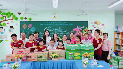 Ban Giám hiệu cùng Quý cô giáo Trường Mầm non Hướng Dương 2 đã đến thăm và trao tặng những phần quà ý nghĩa cho học sinh Trung tâm HTPT GDHN Bình Chánh