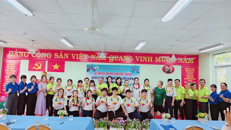 Ban Giám đốc trung tâm đã long trọng tổ chức Lễ ra trường dành cho các em học sinh khuyết tật năm học 2024-2025