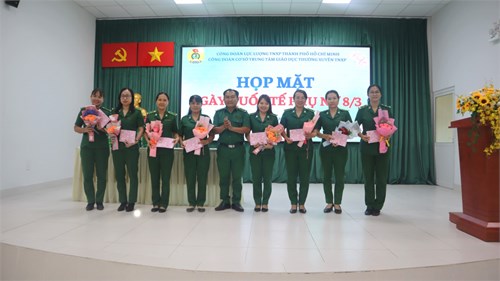 Họp mặt ngày quốc tế phụ nữ 8/3