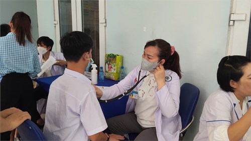 Khám sức khỏe học sinh toàn trường