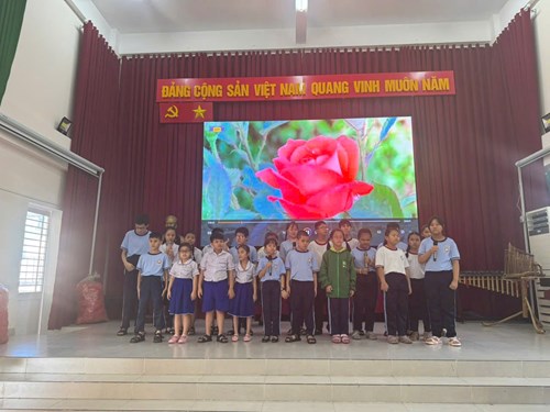 Trường THCS Lý Phong trao tặng yêu thương đến HS