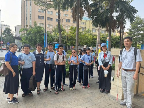 Trải nghiệm đi metro cua HS khiếm thị