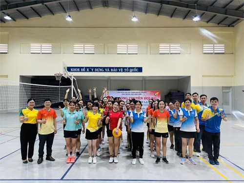 Công đoàn trường THPT Bình Chiểu tổ chức giải bóng chuyền hơi kỉ niệm 115 năm Ngày Quốc tế phụ nữ