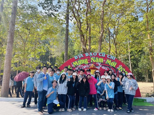 Học sinh khối 12 trường THPT Bình Chiểu tham gia nội dung giáo dục địa phương tại địa đạo Củ Chi