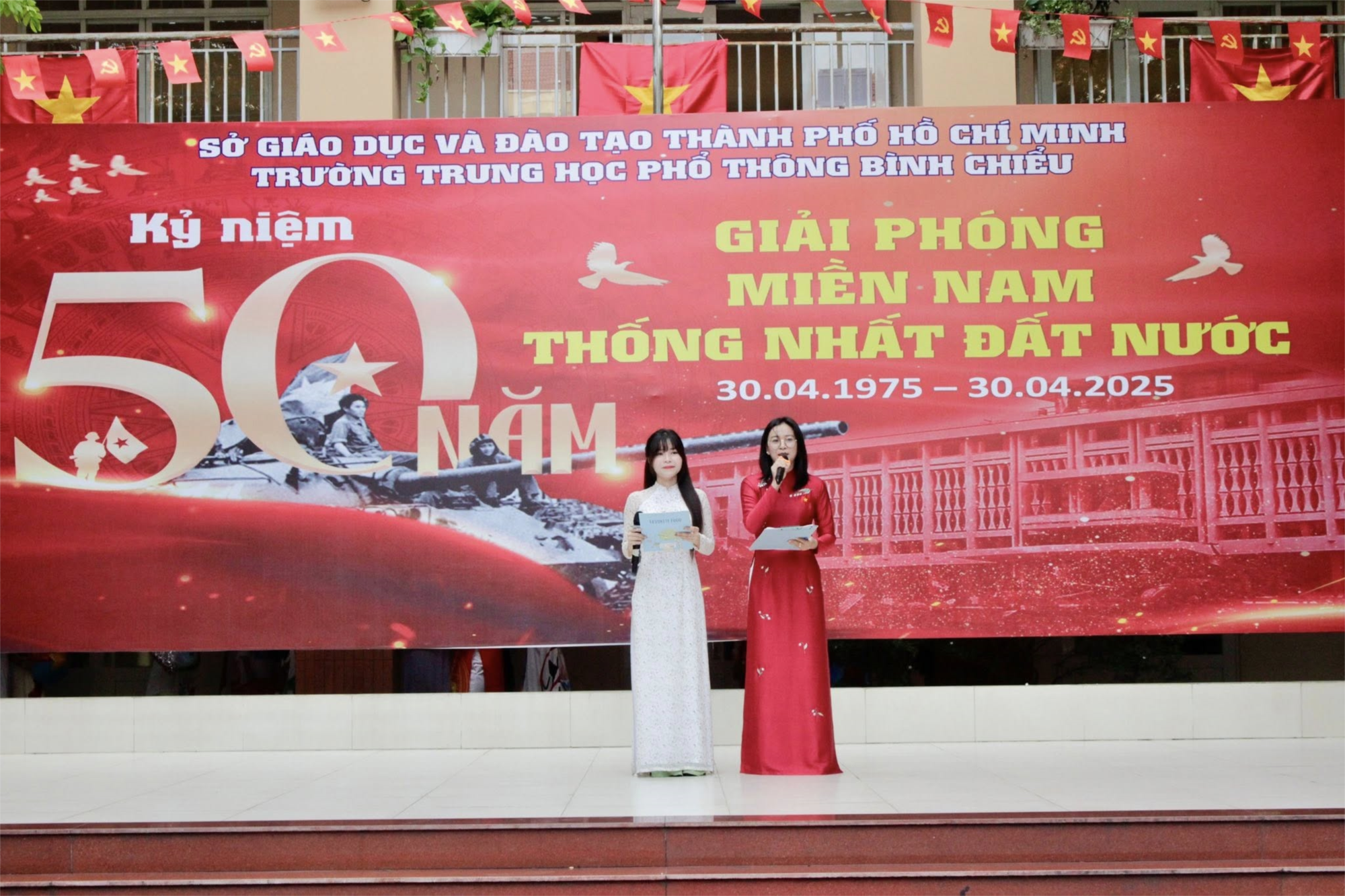 Trường THPT Bình Chiểu hân hoan tổ chức Lễ kỉ niệm 50 năm ngày giải phóng miền Nam, thống nhất đất nước (30/4/1975-30/4/2025)