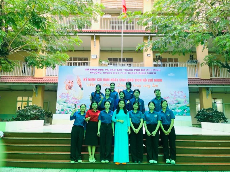 Trường THPT Bình Chiểu tổ chức Sinh hoạt chính trị tháng 5 - Kỷ niệm 135 năm ngày sinh Chủ tịch Hồ Chí Minh (19/5/1890-19/5/2025) với chủ đề  Nhớ về Bác - lòng ta trong sáng hơn 