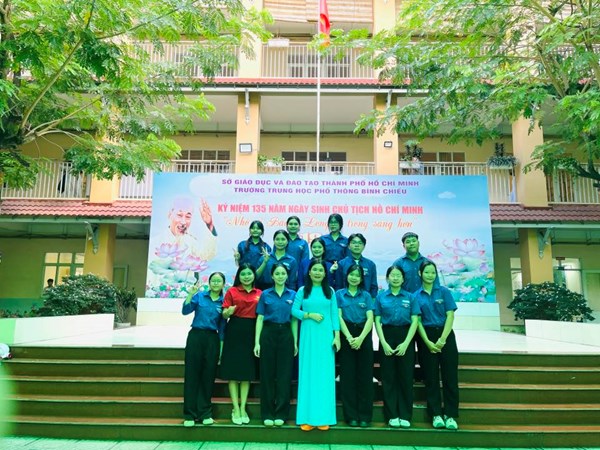 Trường THPT Bình Chiểu tổ chức Sinh hoạt chính trị tháng 5 - Kỷ niệm 135 năm ngày sinh Chủ tịch Hồ Chí Minh (19/5/1890-19/5/2025) với chủ đề  Nhớ về Bác - lòng ta trong sáng hơn 