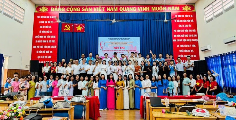 Trường THPT Bình Chiểu tổ chức khen thưởng các tập thể, cá nhân có thành tích tiêu biểu xuất sắc trong học tập và làm theo tư tưởng, đạo đức, phong cách Hồ Chí Minh năm học 2024 - 2025 và giai đoạn 2020-2025