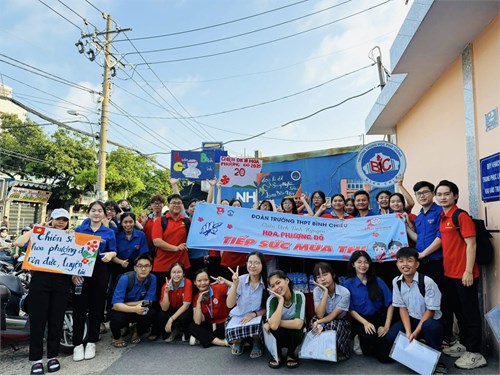 Chiến sĩ Hoa phượng đỏ trường THPT Bình Chiểu ra quân tiếp sức mùa thi kì thi Tuyển sinh vào lớp 10 năm học 2025-2026