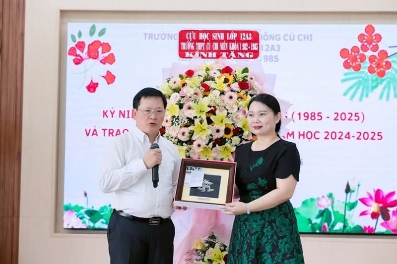 Quý thầy cô và lớp 12A3: Cuộc hội ngộ sau 40 năm