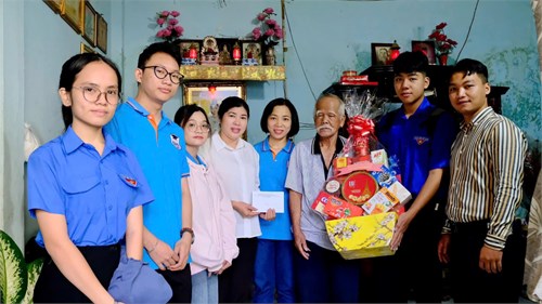 Tết sẻ chia, Xuân yêu thương của tập thể Trường THPT Dương Văn Thì!