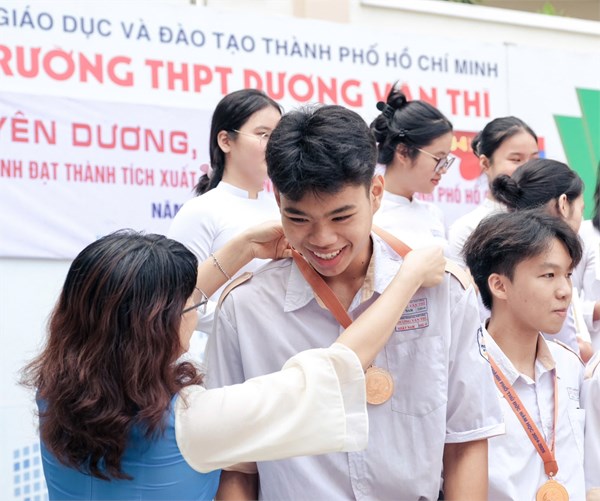 Vinh danh và trao thưởng cho các em học sinh đạt giải trong các cuộc thi cấp thành phố nh 2024 - 2025