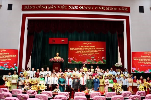 Chúc mừng Đồng chí Nguyễn Thị Hà - Phó Hiệu trưởng trường THPT Dương Văn Thì đã vinh dự nhận Giấy khen của Chủ tịch Uỷ ban Nhân dân Thành phố Thủ Đức về “Học tập và làm theo tư tưởng, đạo đức, phong cách Hồ Chí Minh trên địa bàn Thành phố Thủ Đức giai đoạn 2016 - 2025”