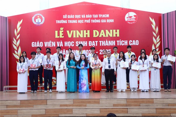 Lễ vinh danh giáo viên và học sinh đạt thành tích cao năm học 2024 – 2025