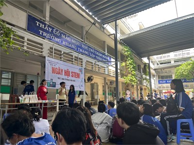 Sôi Nổi Ngày Hội STEM Hóa - Sinh, Học Sinh Hào Hứng Khám Phá Khoa Học