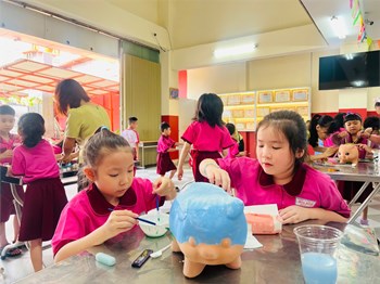 Phong trào “nuôi heo đất” việc làm nhỏ, ý nghĩa lớn của các em học sinh trường Tiểu học Trung Học Cơ Sở và Trung Học Phổ Thông Hòa Bình.