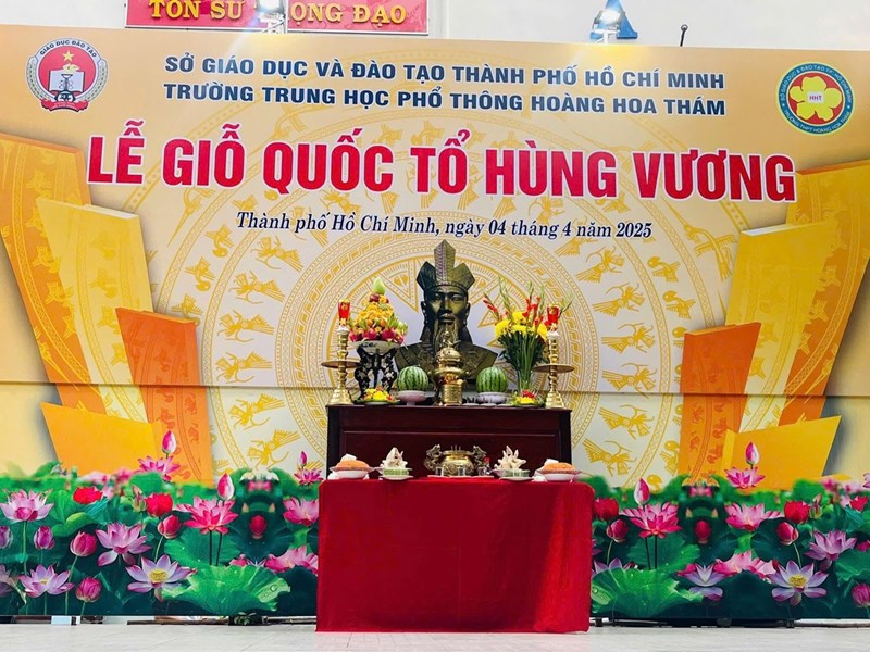 Lễ giỗ Quốc Tổ Hùng Vương tại trường THPT Hoàng Hoa Thám.