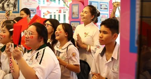 <a href="/tin-tuc-su-kien/mini-show-mung-dai-le-304-vui-sao-nuoc-mat-lai-trao/ct/14507/528179">Mini Show mừng đại lễ 30/4 Vui sao nước mắt<span class=bacham>...</span></a>