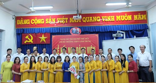 Chi bộ trường THPT Linh Trung chúc mừng đồng chí Lê Thị Dung được kết nạp vào hàng ngũ Đảng Cộng sản Việt Nam