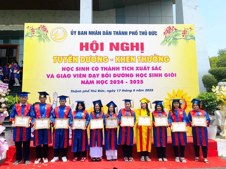 Vinh danh đội tuyển học sinh giỏi 12 THPT Linh Trung tại Hội nghị của UBND TP. Thủ Đức