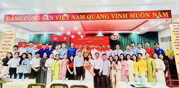 Lễ Kết Nạp Đảng Viên Mới Cho Học Sinh Ưu Tú