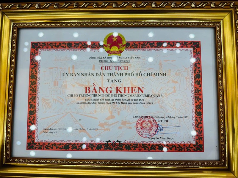 Sáng ngày 20/5/2025, Quận ủy Quận 3 long trọng tổ chức Hội nghị tổng kết 10 năm thực hiện Chỉ thị số 05-CT/TW của Bộ Chính trị về đẩy mạnh học tập và làm theo tư tưởng, đạo đức, phong cách Hồ Chí Minh. Tại Hội nghị, Thầy Nguyễn Trần Khánh Bảo - Hiệu trưởng Trường THPT Marie Curie đã đại diện nhà trường trình bày tham luận, chia sẻ quá trình triển khai sâu rộng, hiệu quả và những kết quả nổi bật trong việc đưa tư tưởng, đạo đức, phong cách Hồ Chí Minh trở thành kim chỉ nam cho mọi hoạt động giáo dục và rèn luyện tại đơn vị.