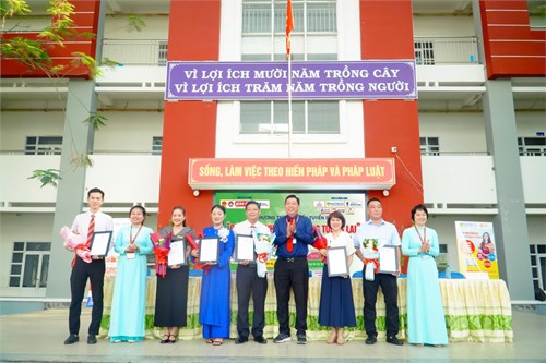 <a href="/sinh-hoat-duoi-co/sinh-hoat-duoi-co-tuan-5-hk2-huong-nghiep/ct/95794/522572">Sinh hoạt dưới cờ tuần 5 - hk2 - hướng nghiệp</a>