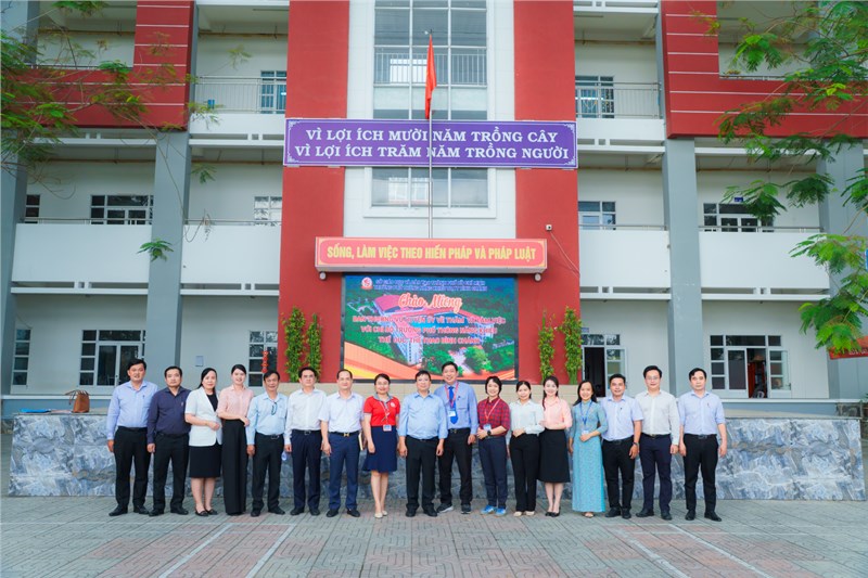 <a href="/tin-tuc-su-kien/don-tiep-doan-lam-viec-cua-huyen-uy-huyen-binh-chanh-tham-truong-pho-thong-nang/ct/73871/523206">Đón tiếp đoàn làm việc của huyện ủy huyện bình<span class=bacham>...</span></a>