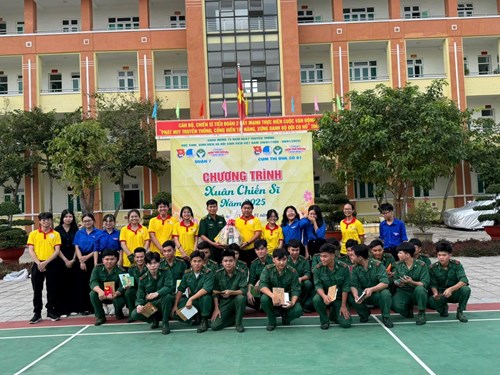 XUÂN CHIẾN SĨ - CHIẾN SĨ CHIẾN DỊCH XUÂN TÌNH NGUYỆN TRƯỜNG THPT NGÔ QUYỀN THAM GIA THĂM HỎI CÁC ANH BỘ ĐỘI BIÊN PHÒNG TIỂU ĐOÀN 2- LỮ ĐOÀN THÔNG TIN 21 và ĐOÀN ĐẶC NHIỆM PHÒNG CHỐNG MA TÚY VÀ TỘI PHẠM MIỀN NAM.