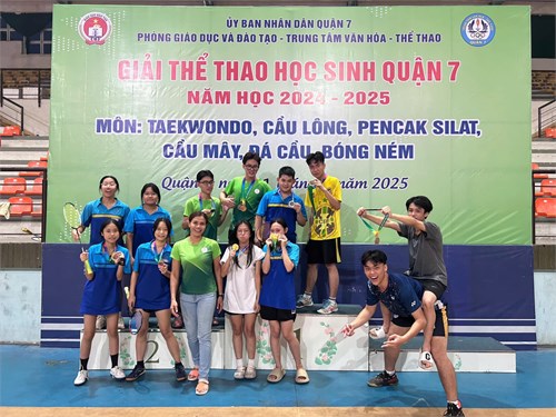Trường thpt ngô quyền tuyên dương học sinh đạt thành tích cao môn cầu lông trong giải thể dục thể thao học sinh quận 7 năm học 2024 - 2025