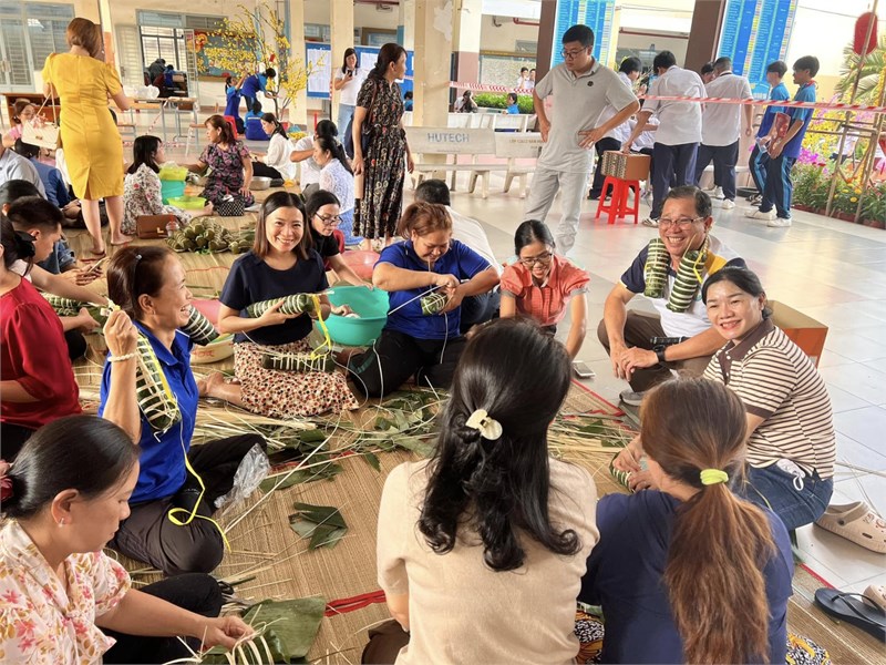 Giáo viên trường thpt ngô quyền tổ chức gói và trang trí bánh chưng, bánh tét chào mừng xuân 2025